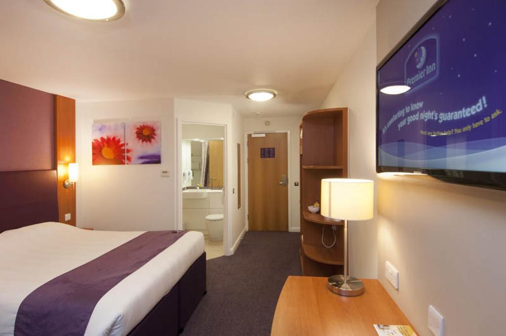 Premier Inn Edinburgh Princes Street エクステリア 写真