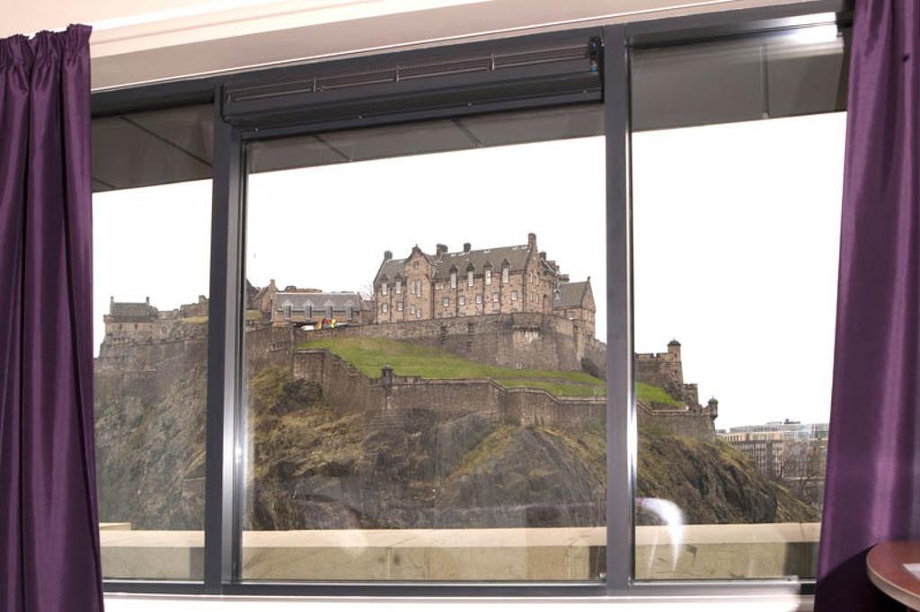 Premier Inn Edinburgh Princes Street エクステリア 写真